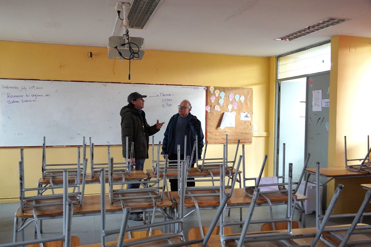 Equipos del SLEP Elqui inspeccionando el estado de un liceo tras las fuertes lluvias