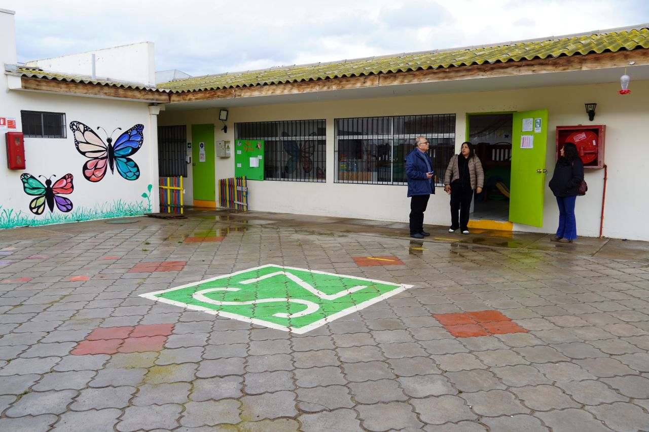 Equipos del SLEP Elqui inspeccionando el estado de un liceo tras las fuertes lluvias