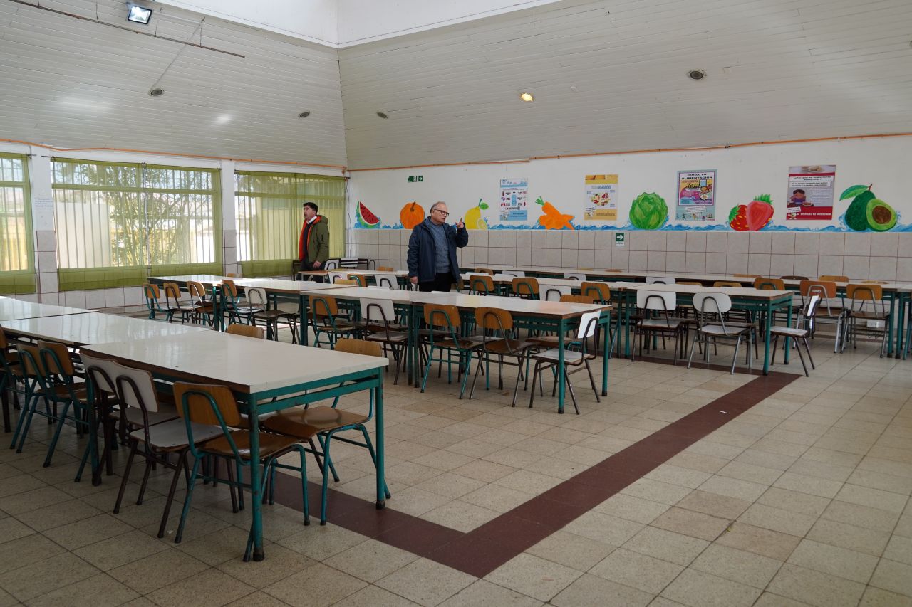 Equipos del SLEP Elqui inspeccionando el estado de un liceo tras las fuertes lluvias