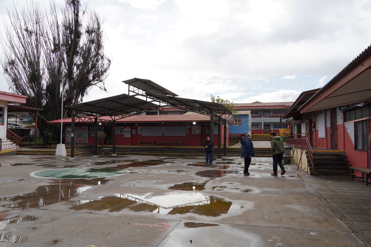 Equipos del SLEP Elqui inspeccionando el estado de un liceo tras las fuertes lluvias