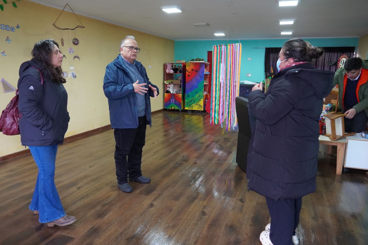 Equipos del SLEP Elqui inspeccionando el estado de un liceo tras las fuertes lluvias