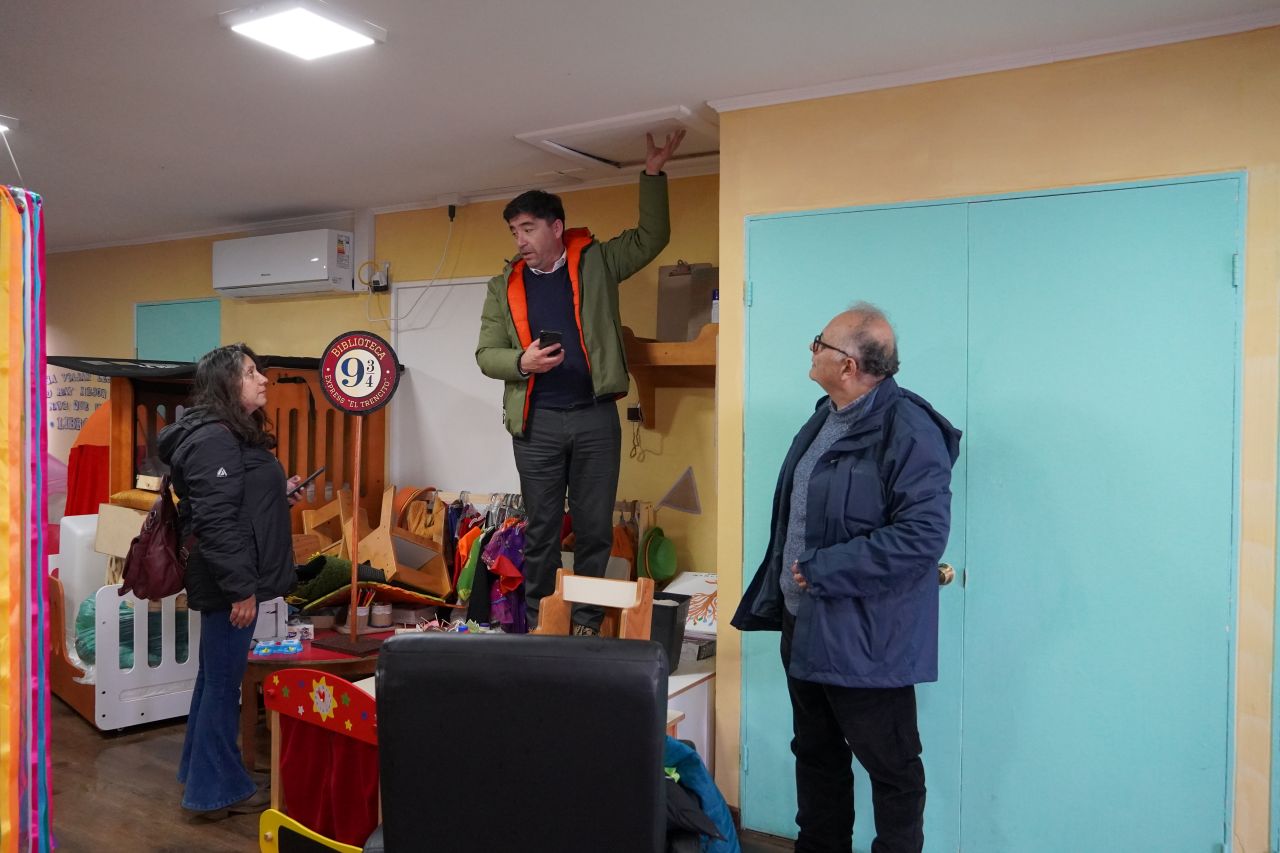 Equipos del SLEP Elqui inspeccionando el estado de un liceo tras las fuertes lluvias