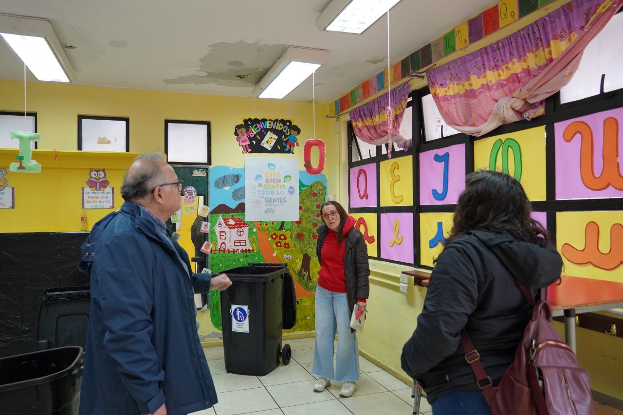Equipos del SLEP Elqui inspeccionando el estado de un liceo tras las fuertes lluvias