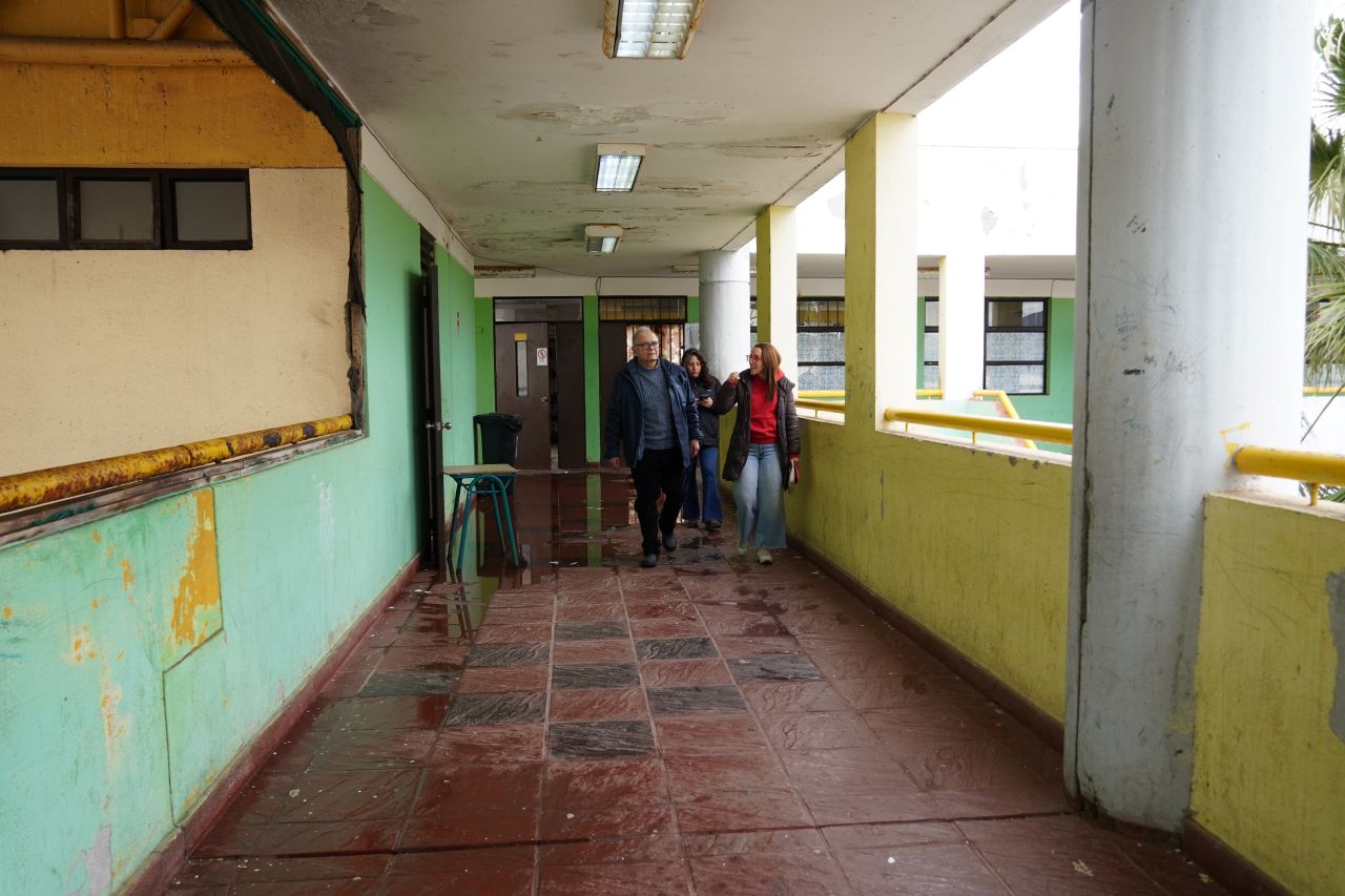Equipos del SLEP Elqui inspeccionando el estado de un liceo tras las fuertes lluvias