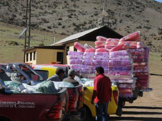 Entrega de ayuda humanitaria y forraje a crianceros de El Chacay tras el temporal en La Serena.
