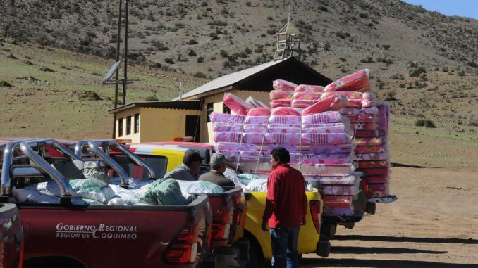Entrega de ayuda humanitaria y forraje a crianceros de El Chacay tras el temporal en La Serena.
