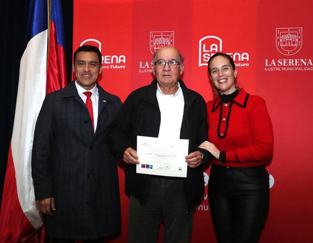Ceremonia de graduación de funcionarios municipales de La Serena tras finalizar el diplomado del programa LIDERA