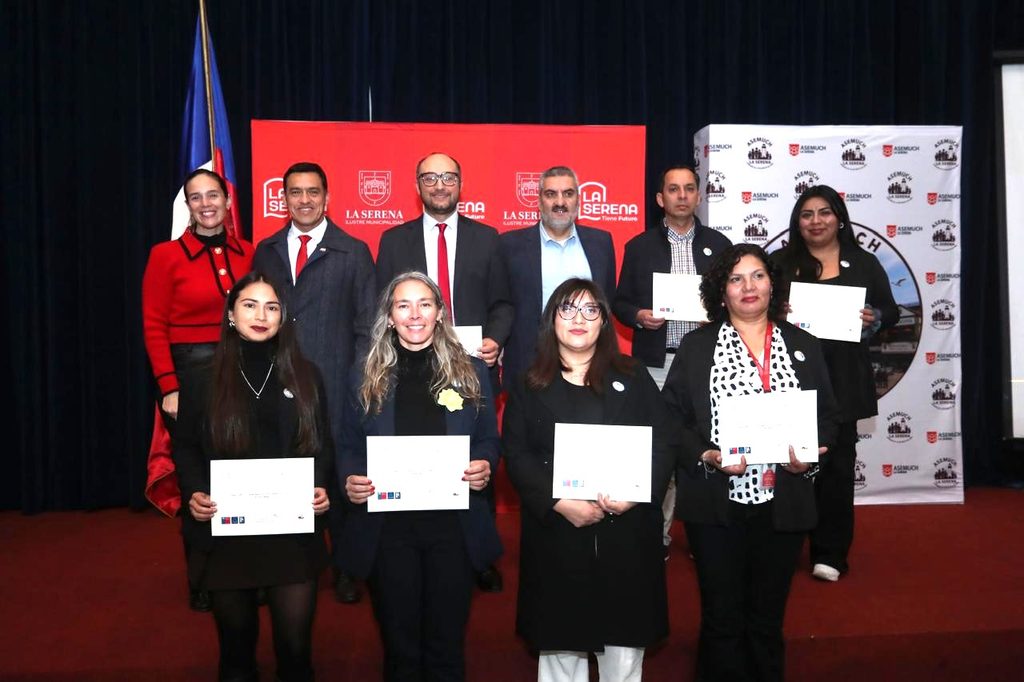 Ceremonia de graduación de funcionarios municipales de La Serena tras finalizar el diplomado del programa LIDERA