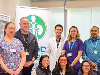 Pacientes y autoridades reunidos en el Hospital Las Higueras para discutir mejoras en la atención renal.