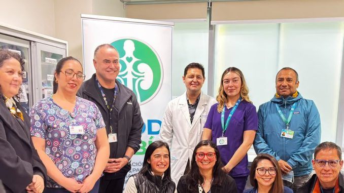 Pacientes y autoridades reunidos en el Hospital Las Higueras para discutir mejoras en la atención renal.