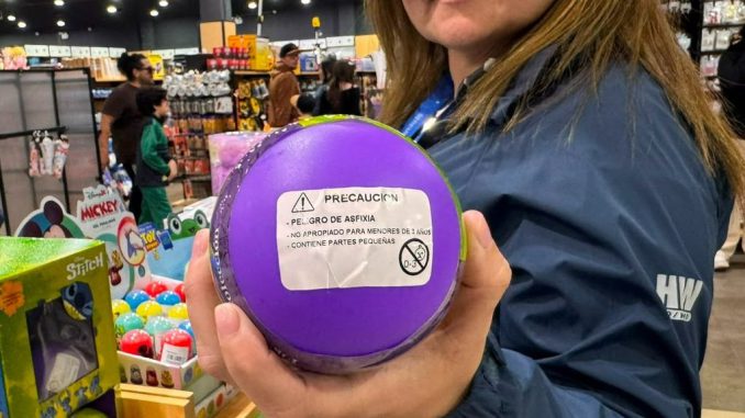 Autoridad sanitaria realizando inspección de juguetes en tienda comercial para prevenir riesgos