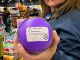 Autoridad sanitaria realizando inspección de juguetes en tienda comercial para prevenir riesgos