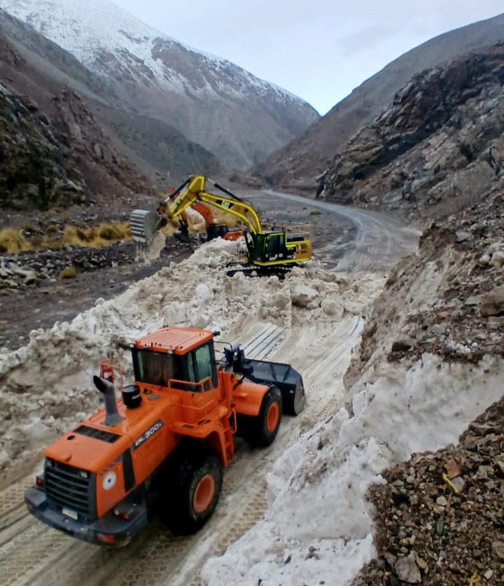 Personal trabajando en la recuperación de la Ruta 41-CH que conecta Chile y Argentina hacia el Paso Agua Negra.
