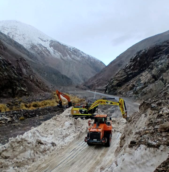 Personal trabajando en la recuperación de la Ruta 41-CH que conecta Chile y Argentina hacia el Paso Agua Negra.