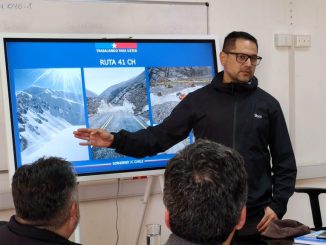 Personal trabajando en la recuperación de la Ruta 41-CH que conecta Chile y Argentina hacia el Paso Agua Negra.