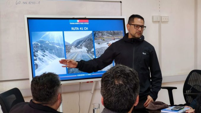 Personal trabajando en la recuperación de la Ruta 41-CH que conecta Chile y Argentina hacia el Paso Agua Negra.