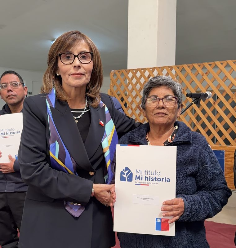Familia afectada por catástrofe recibiendo apoyo estatal para reconstruir su vivienda