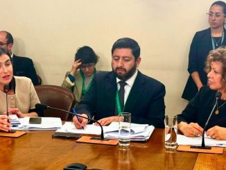 Familia afectada por catástrofe recibiendo apoyo estatal para reconstruir su vivienda