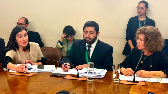 Familia afectada por catástrofe recibiendo apoyo estatal para reconstruir su vivienda