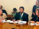 Familia afectada por catástrofe recibiendo apoyo estatal para reconstruir su vivienda