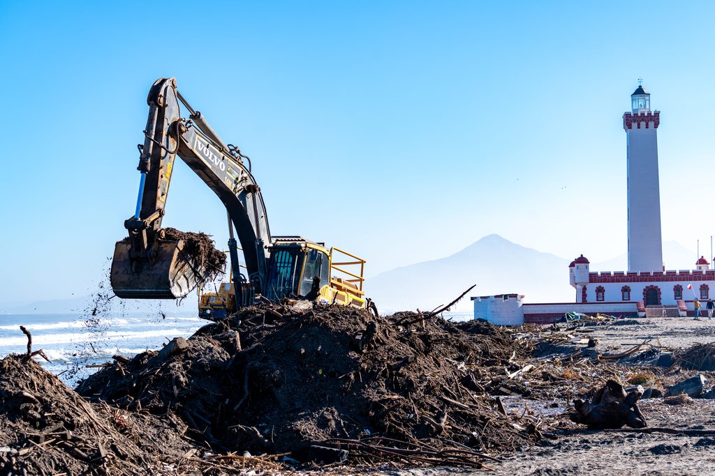 Personal trabajando en la limpieza del borde costero de La Serena para la reactivación turística