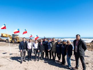 Personal trabajando en la limpieza del borde costero de La Serena para la reactivación turística