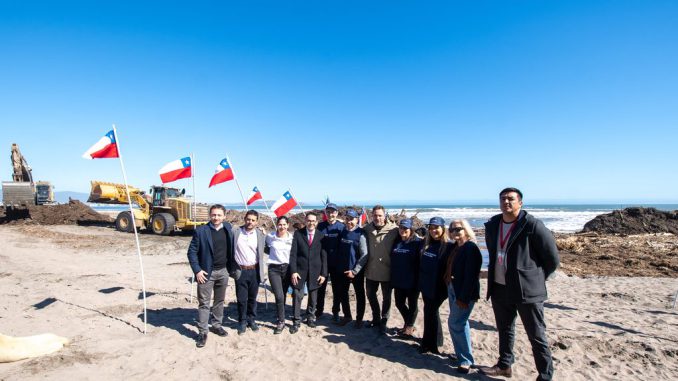 Personal trabajando en la limpieza del borde costero de La Serena para la reactivación turística