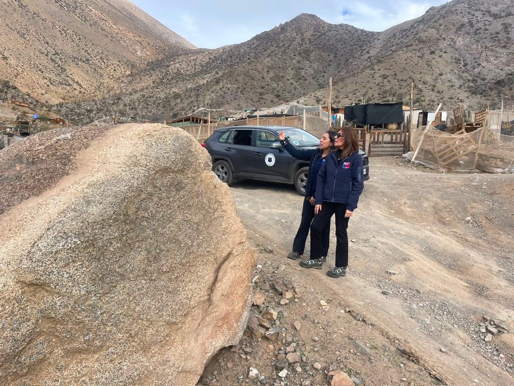 Autoridades de Bienes Nacionales inspeccionando terreno en Coquimbo tras intensas lluvias