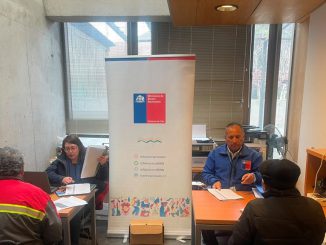 Funcionarios de Bienes Nacionales atendiendo a la comunidad en una oficina municipal
