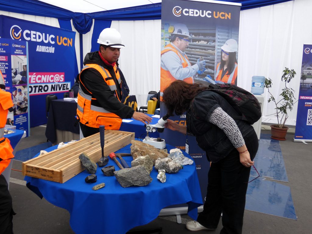 Estudiantes recorriendo las instalaciones y talleres tecnológicos de Ceduc UCN sede Coquimbo durante la Expo