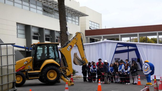 Estudiantes recorriendo las instalaciones y talleres tecnológicos de Ceduc UCN sede Coquimbo durante la Expo