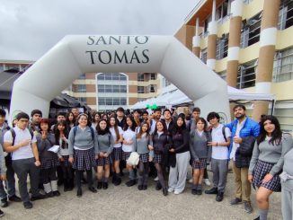 Estudiantes recorriendo las instalaciones y laboratorios de Santo Tomás La Serena durante la feria vocacional