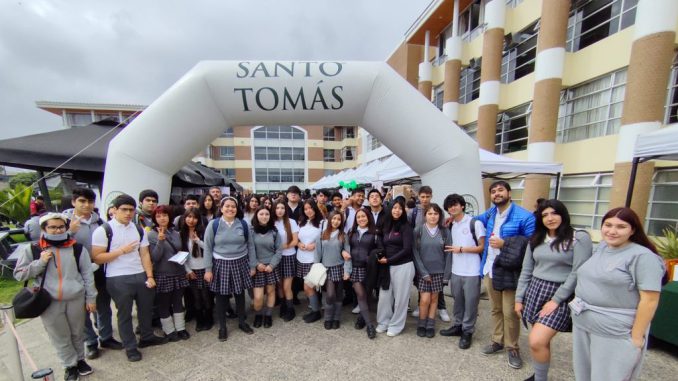 Estudiantes recorriendo las instalaciones y laboratorios de Santo Tomás La Serena durante la feria vocacional