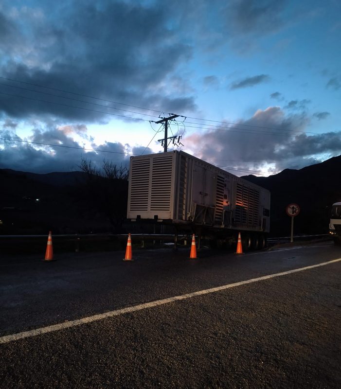 Trabajadores de CGE instalando generadores eléctricos en sectores rurales de la Región de Coquimbo.