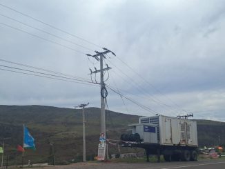 Trabajadores de CGE instalando generadores eléctricos en sectores rurales de la Región de Coquimbo.