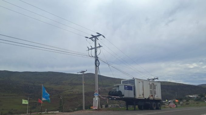 Trabajadores de CGE instalando generadores eléctricos en sectores rurales de la Región de Coquimbo.