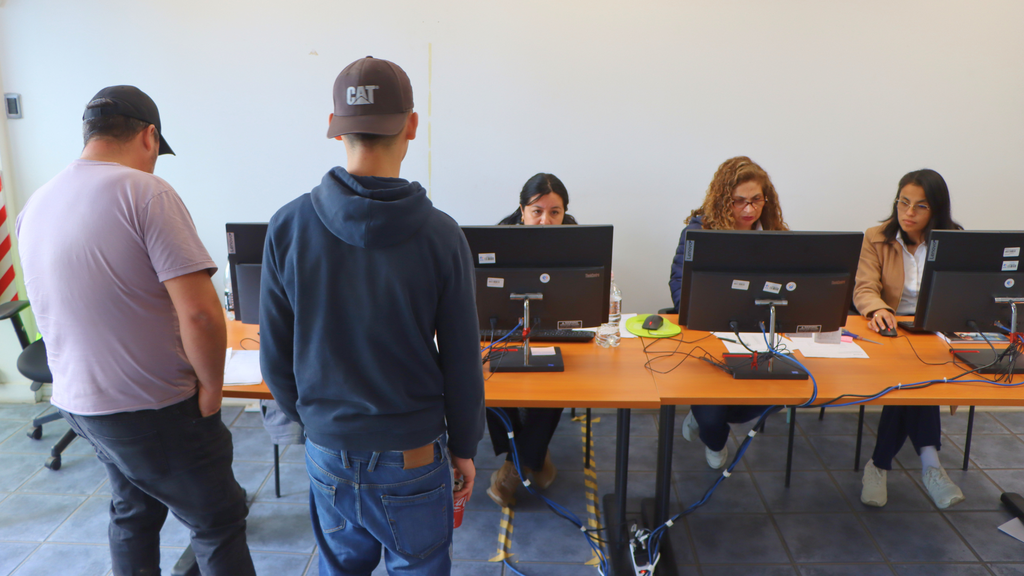 Fachada de una oficina de atención al cliente de la empresa CGE en Chile
