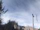 Trabajadores realizando labores de poda en árboles cercanos a cables de alta tensión en Paihuano