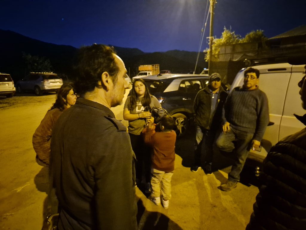 Dirigentes sociales y senador local discuten sobre la contaminación de aguas en el sector de Chuchiñi