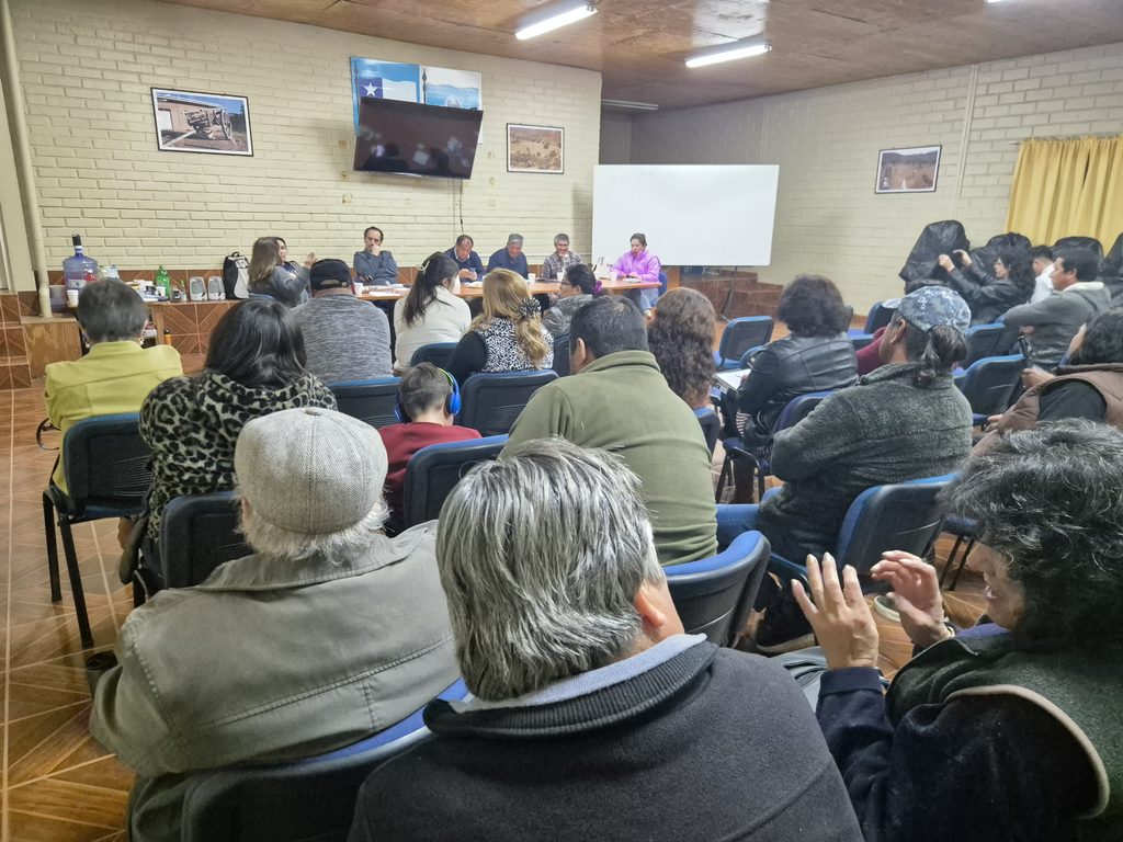 Dirigentes sociales y senador local discuten sobre la contaminación de aguas en el sector de Chuchiñi