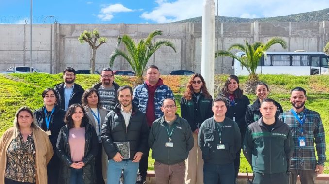 Autoridades de justicia y reinserción juvenil trabajando en mesa técnica regional en Coquimbo