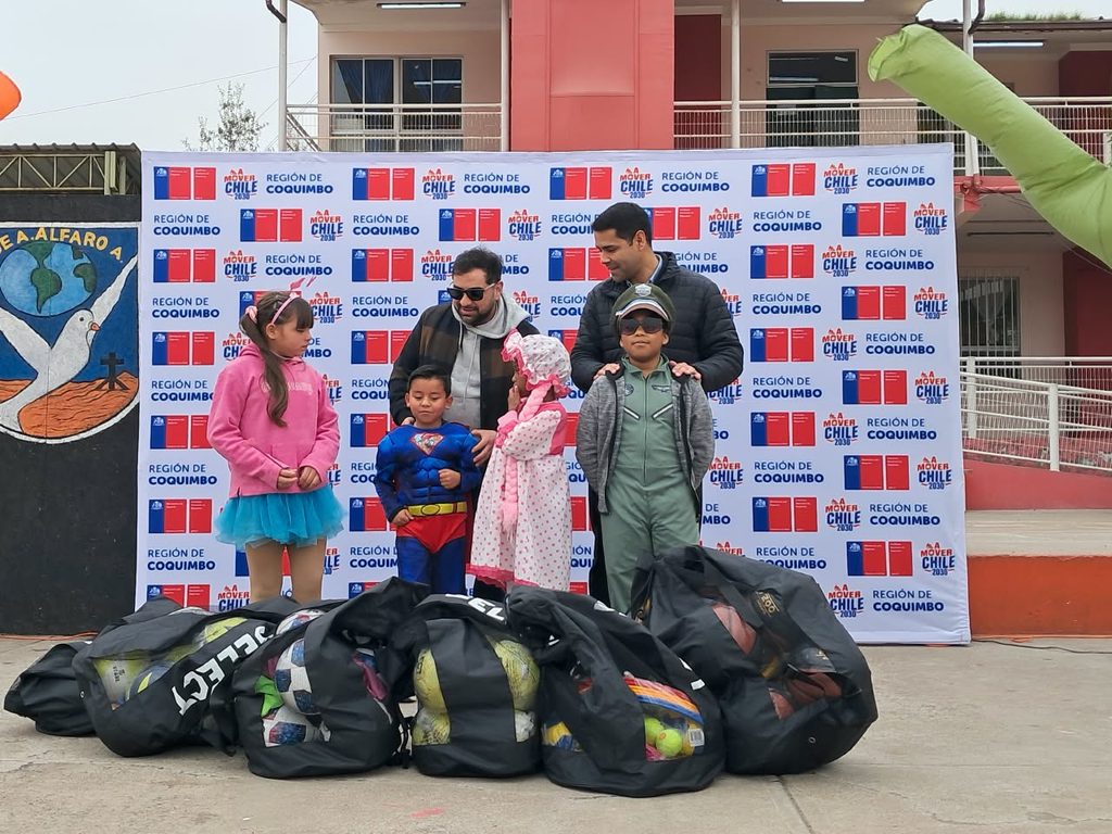 Niños participando en actividades deportivas y recreativas en la Escuela José Agustín Alfaro