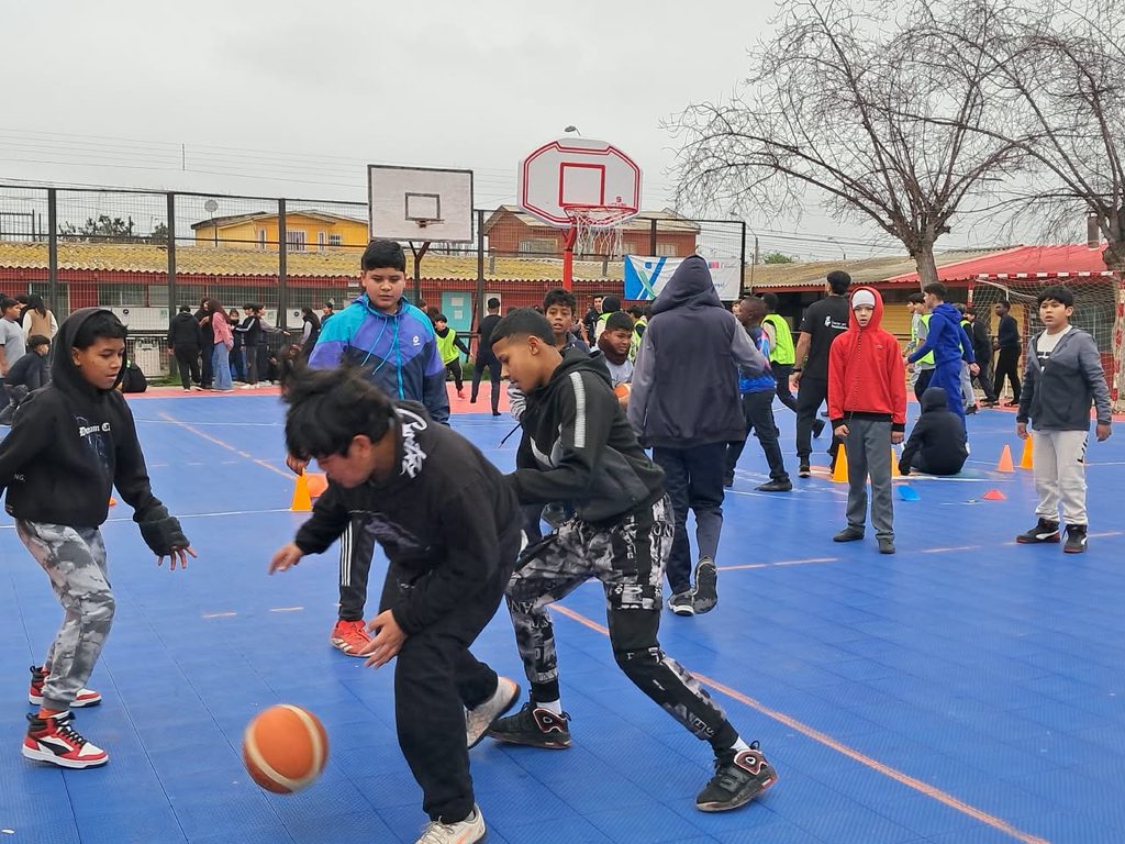 Niños participando en actividades deportivas y recreativas en la Escuela José Agustín Alfaro