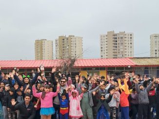 Niños participando en actividades deportivas y recreativas en la Escuela José Agustín Alfaro