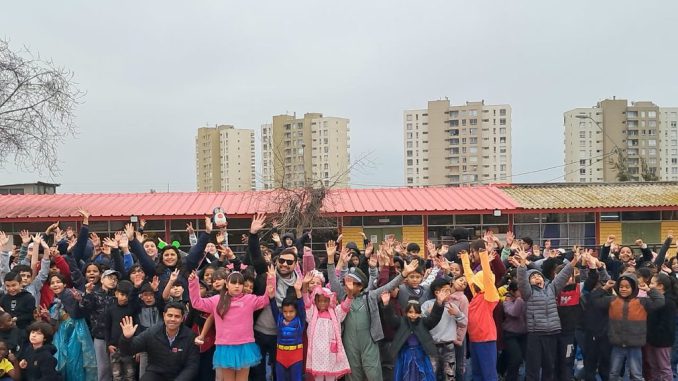 Niños participando en actividades deportivas y recreativas en la Escuela José Agustín Alfaro