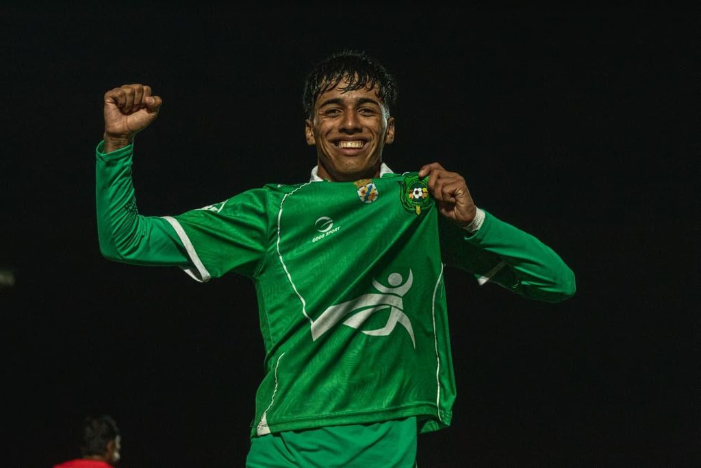 Jugadores de Deportes Ovalle celebrando una victoria en la Tercera B del fútbol chileno