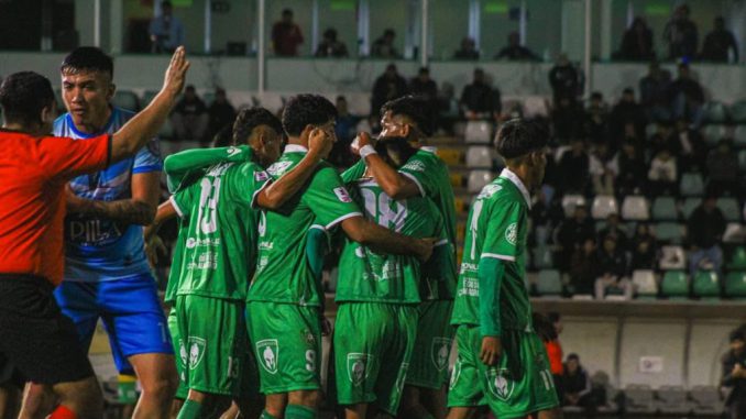 Jugadores de Deportes Ovalle celebrando una victoria en la Tercera B del fútbol chileno