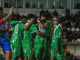 Jugadores de Deportes Ovalle celebrando una victoria en la Tercera B del fútbol chileno