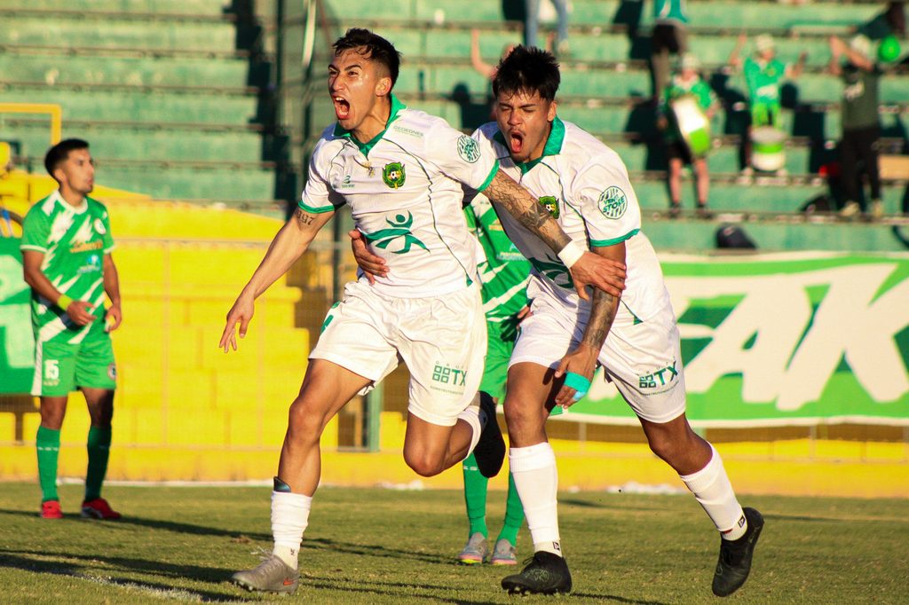 Plantel de Deportes Ovalle durante un entrenamiento previo a su enfrentamiento contra Curacaví F.C.