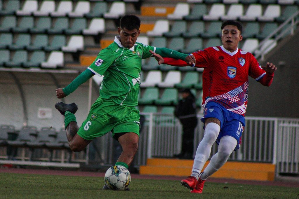Plantel de Deportes Ovalle durante un entrenamiento previo a su enfrentamiento contra Curacaví F.C.